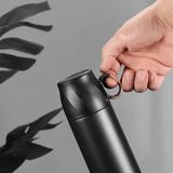 Petit thermos avec tasse