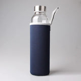 bouteille en verre avec housse bleu