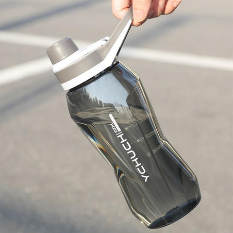 Gourde en plastique avec poignée